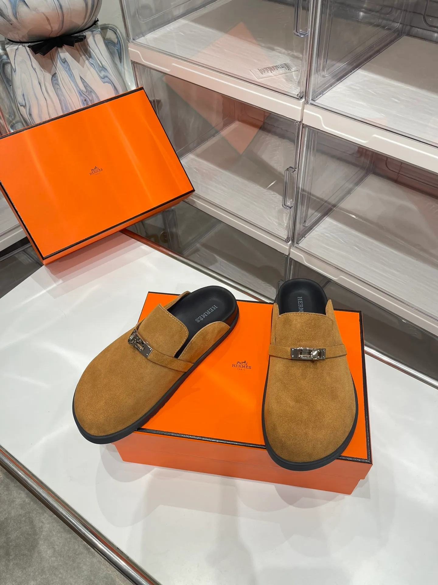 Women's shoes 240 men + 10🐮🐮HERMES Hermes' latest kelly buckle couple's Birkenstock slippers, classic family language design! It looks good no matter how you match it! Casual and high-end feeling, the comfort is also great, with a variety of colorful socks, a trendy sense of high-end ●Upper: imported cow suede ●Inner: imported sheepskin ●Foot pads: imported mixed sheepskin ●Outsole: T women's shoes u non-slip and wear-resistant outsole ●Code number: male 39-44 (45 46 customized) female 35-40 (41 42 customized)
